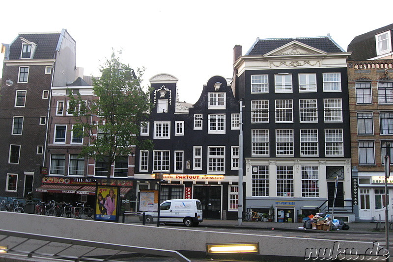 Das Amsterdamer Stadtbild ist geprägt von schönen Häuserfassaden, ...