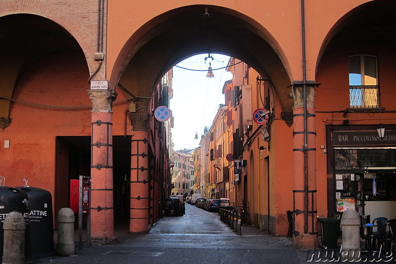 Das bunte Universitätsviertel von Bologna, Italien