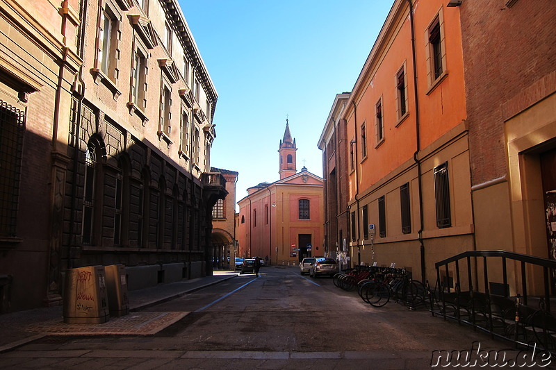 Das bunte Universitätsviertel von Bologna, Italien