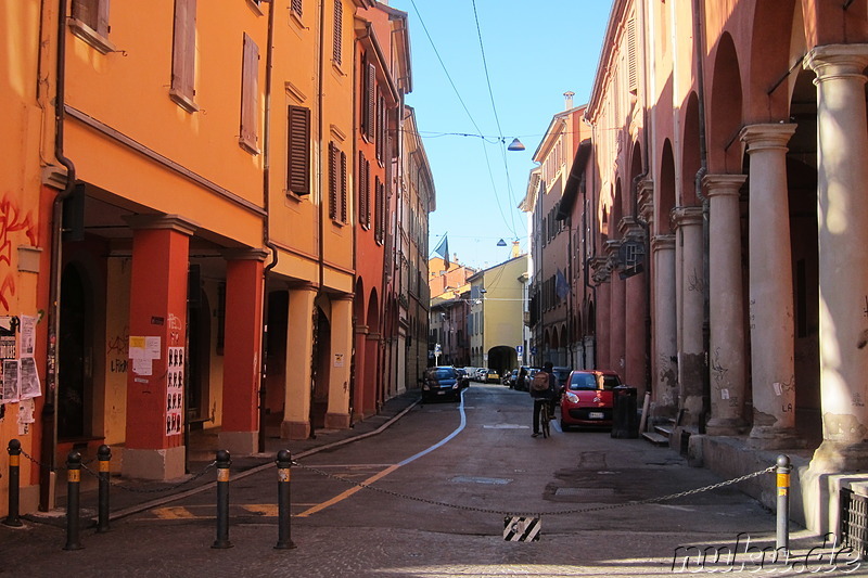 Das bunte Universitätsviertel von Bologna, Italien