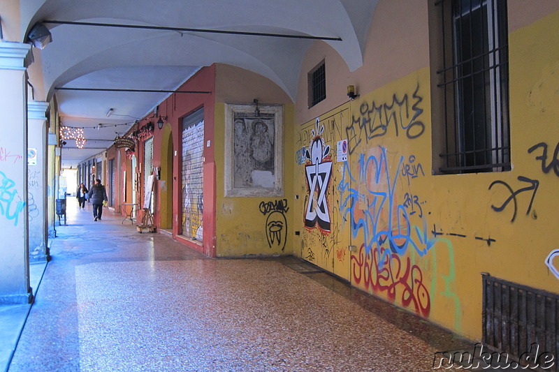 Das bunte Universitätsviertel von Bologna, Italien