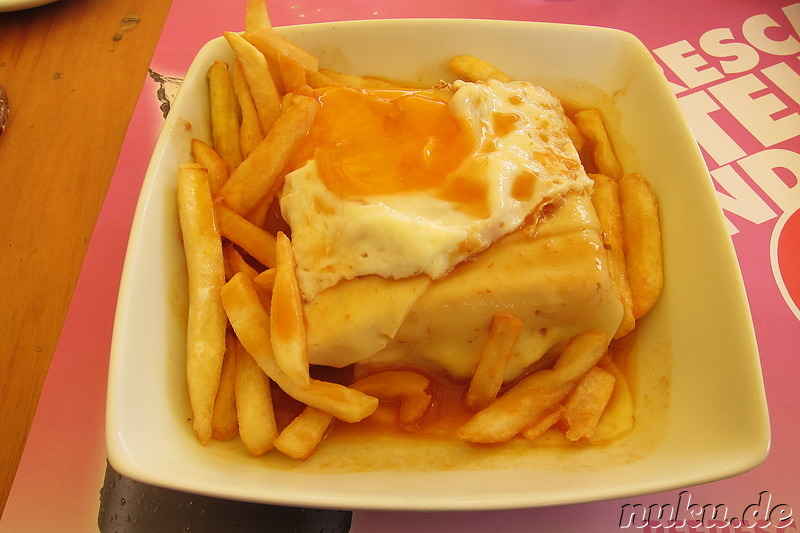 Das Francesinha Sandwich - Spezialität aus Porto, Portugal