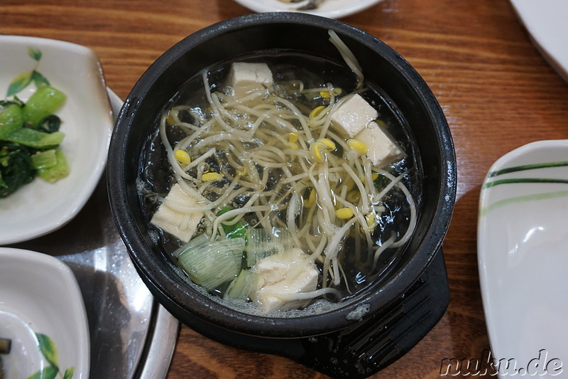 Dazu eine klare Suppe mit Tofu und Sprossen