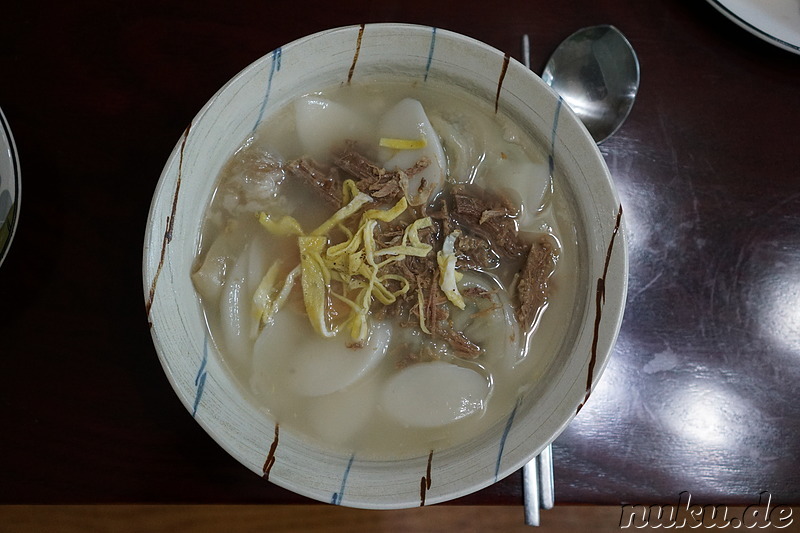 Ddeokguk (떡국) - Reiskuchen in Fleischbrühe mit Ei und Rindfleisch