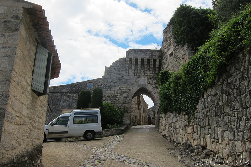 Die Altstadt von Lacoste im Naturpark Luberon, Frankreich