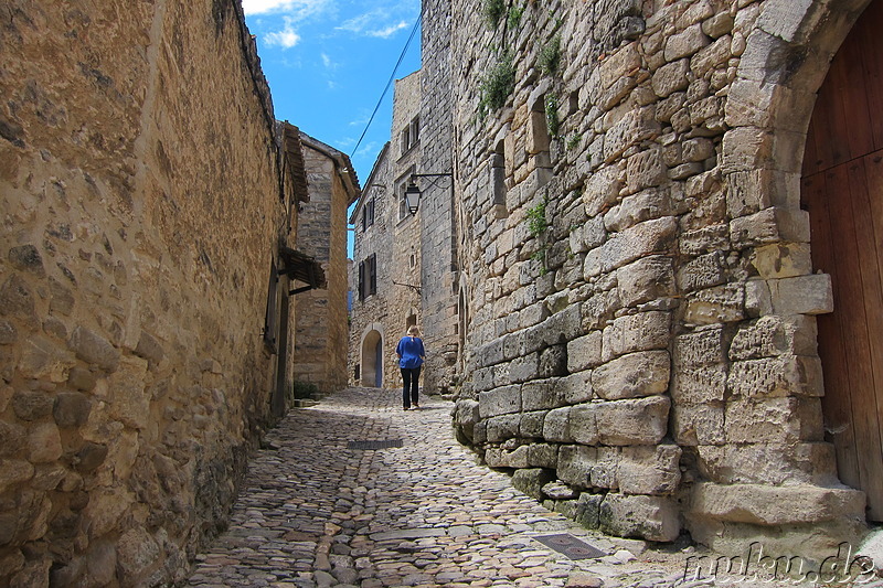 Die Altstadt von Lacoste im Naturpark Luberon, Frankreich