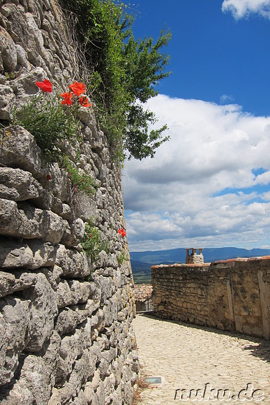 Die Altstadt von Lacoste im Naturpark Luberon, Frankreich