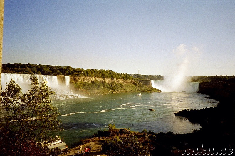 Die amerikanischen (links) und kanadischen (rechts) Wasserfälle in Niagara Falls, Kanada