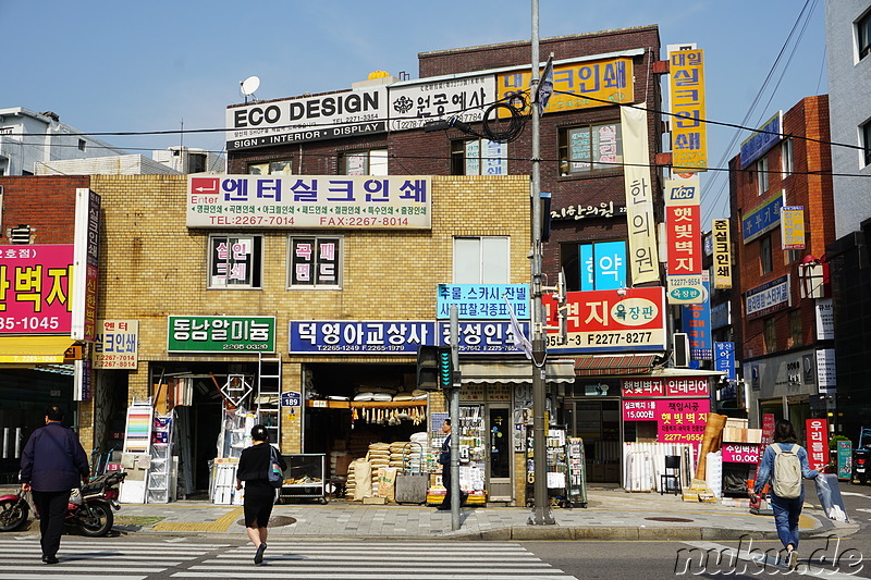 Die Euljiro (을지로), eine der großen Straßen im Zentrum von Seoul, Korea