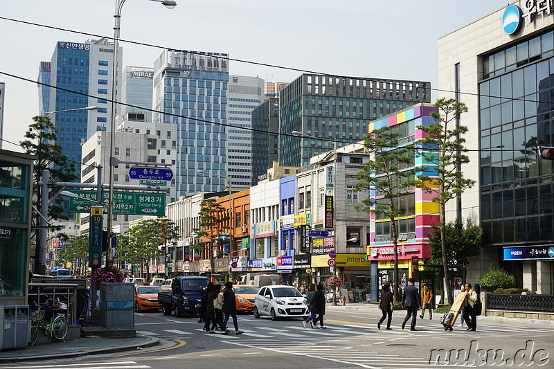 Die Euljiro (을지로), eine der großen Straßen im Zentrum von Seoul, Korea