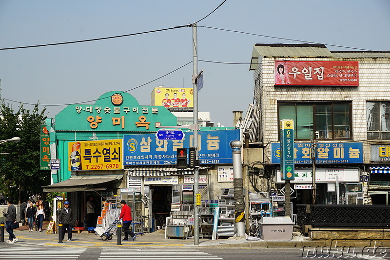 Die Euljiro (을지로), eine der großen Straßen im Zentrum von Seoul, Korea