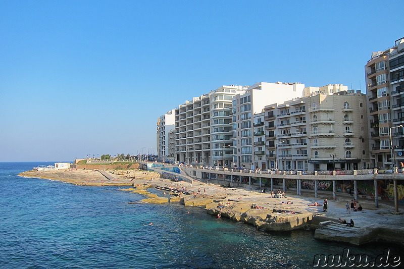 Die steinernen Strände von Sliema auf Malta