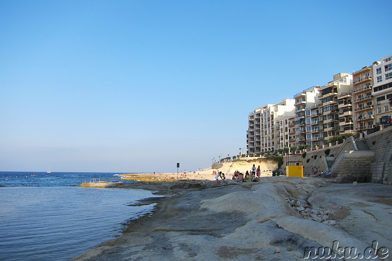 Die steinernen Strände von Sliema auf Malta