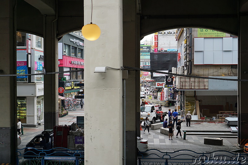 Die Ubahn-Trasse auf Stelzen prägt das Straßenbild in Nowon, Seoul, Korea
