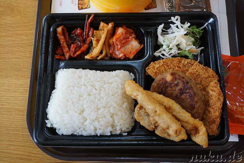Dosirak (도시락) - Koreanisches Lunchpaket mit Reis, frittiertem Fleisch und verschiedenen Beilagen