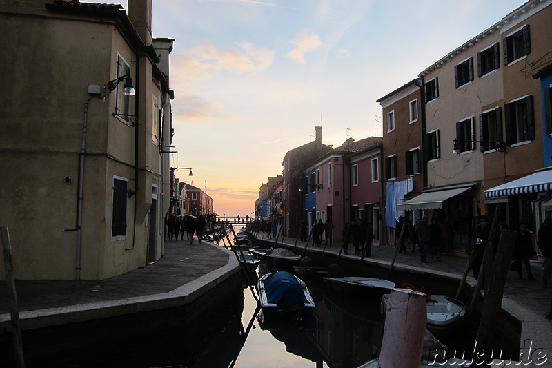 Eindrücke von Venedigs bunter Insel Burano, Italien