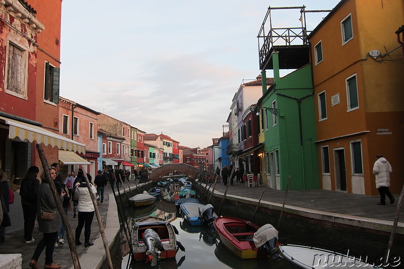 Eindrücke von Venedigs bunter Insel Burano, Italien