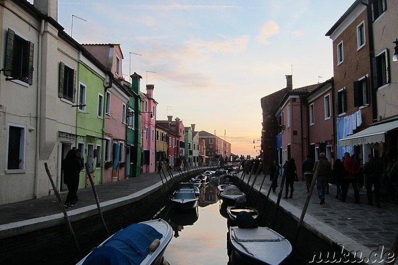 Eindrücke von Venedigs bunter Insel Burano, Italien