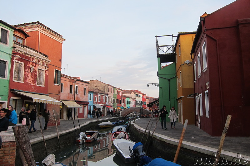 Eindrücke von Venedigs bunter Insel Burano, Italien