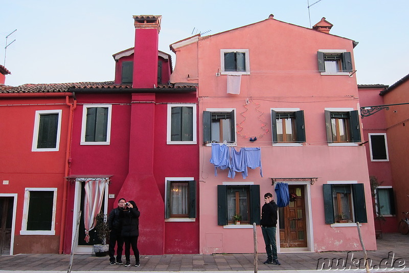 Eindrücke von Venedigs bunter Insel Burano, Italien