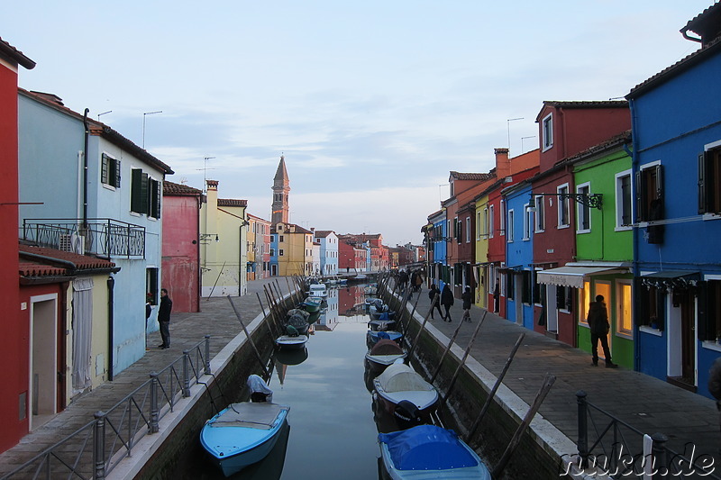 Eindrücke von Venedigs bunter Insel Burano, Italien