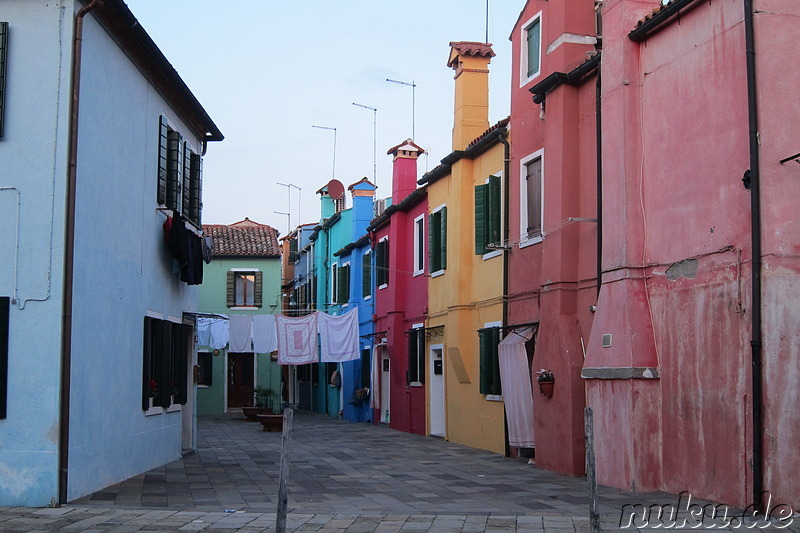 Eindrücke von Venedigs bunter Insel Burano, Italien