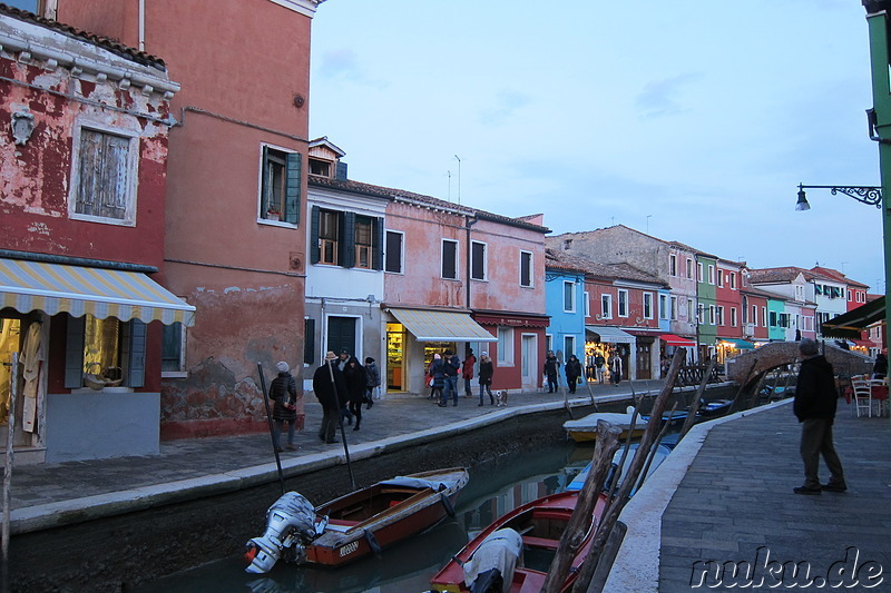 Eindrücke von Venedigs bunter Insel Burano, Italien