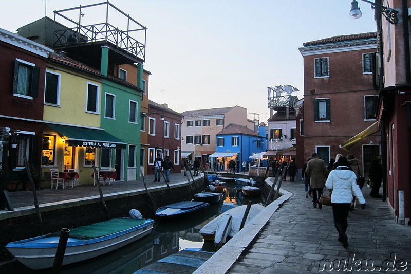 Eindrücke von Venedigs bunter Insel Burano, Italien