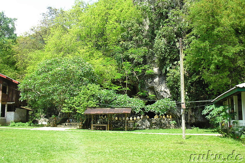 Eingang zur Tham Xang Höhle aus der Entfernung