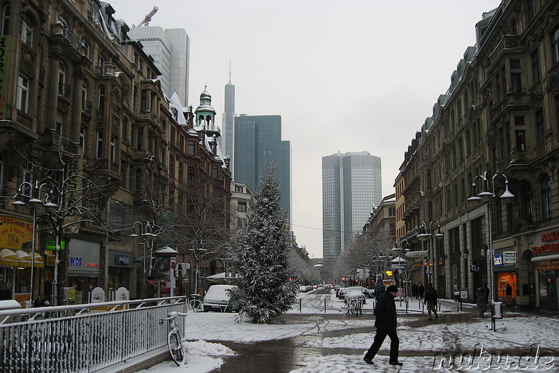 Einkaufsstrasse am Hauptbahnhof in Frankfurt am Main