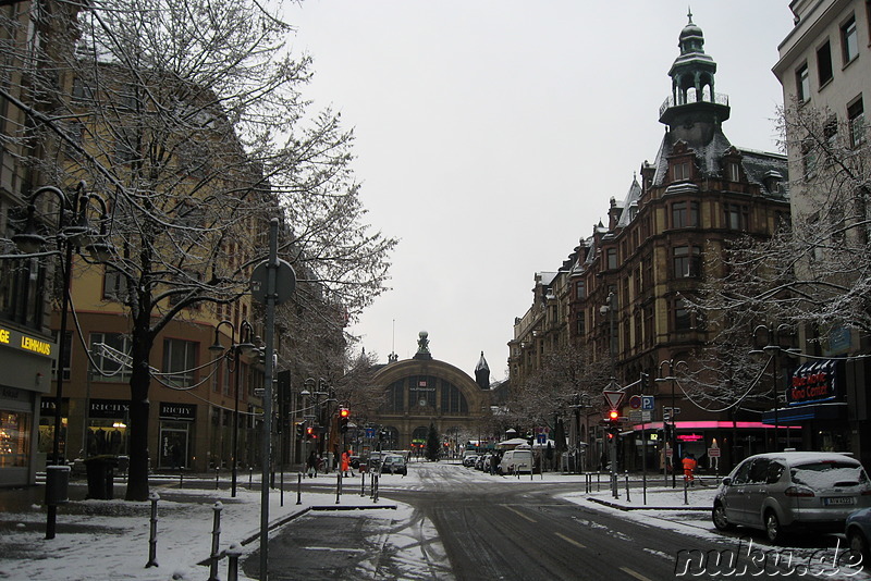 Einkaufsstrasse am Hauptbahnhof in Frankfurt am Main