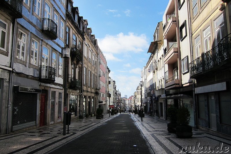 Einkaufsstrasse Santa Catarina in Porto, Portugal