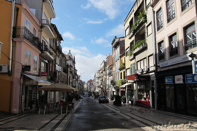 Einkaufsstrasse Santa Catarina in Porto, Portugal