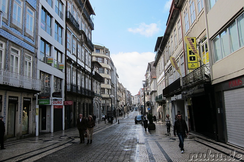 Einkaufsstrasse Santa Catarina in Porto, Portugal