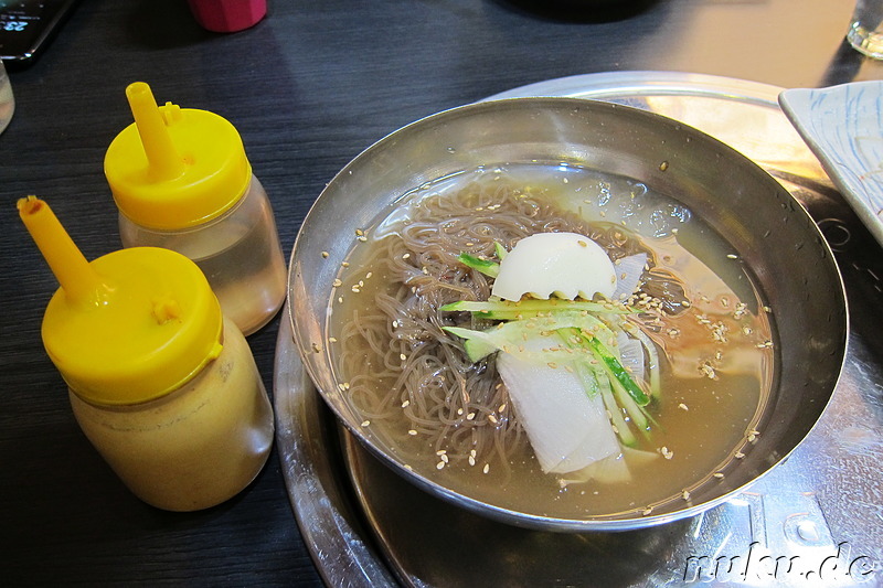 Eiskalte koreanische Nudelsuppe (Mulnaengmyeon; 물냉면)