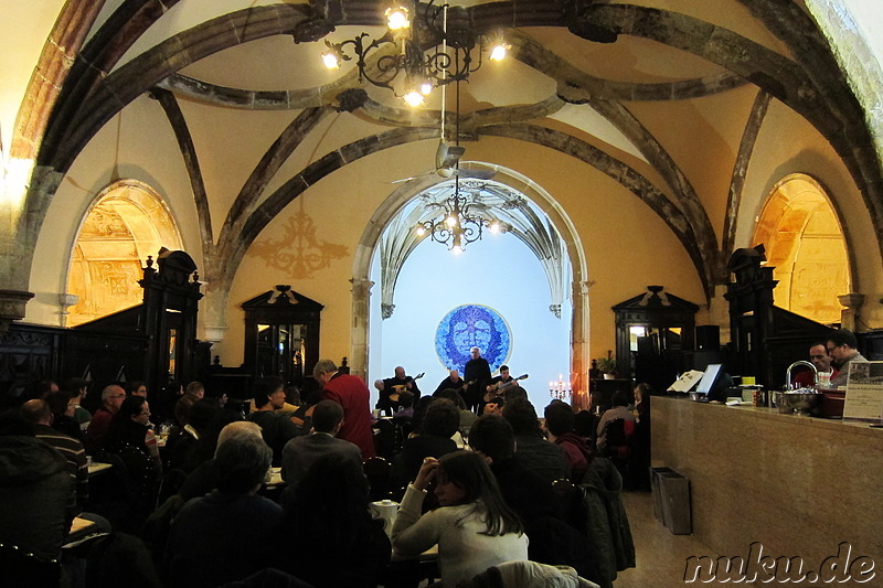 Fado im Cafe Santa Cruz in Coimbra, Portugal