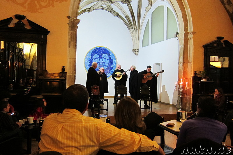 Fado im Cafe Santa Cruz in Coimbra, Portugal