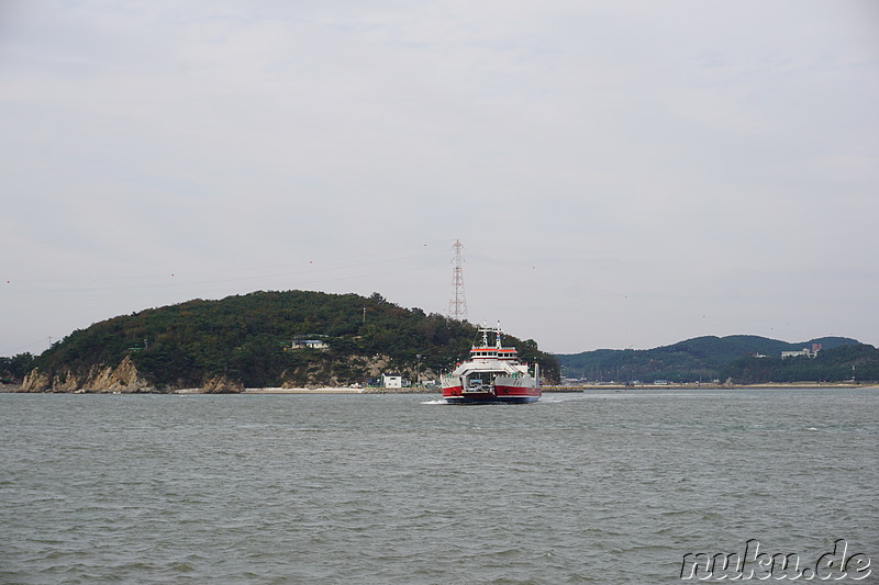 Fähre mit Kurs auf Muuido Island, im Hintergrund Jamjindo Island, Korea