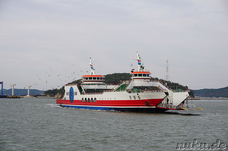 Fähre mit Kurs auf Muuido Island, im Hintergrund Jamjindo Island, Korea