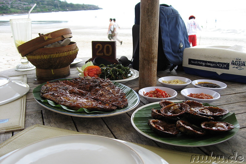 Fisch und Meeresfrüchte mit Erdnuss-Sauce am Jimbaran Beach, Bali