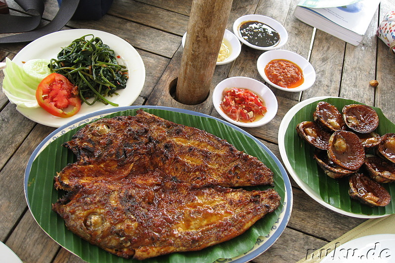 Fisch und Meeresfrüchte mit Erdnuss-Sauce am Jimbaran Beach, Bali