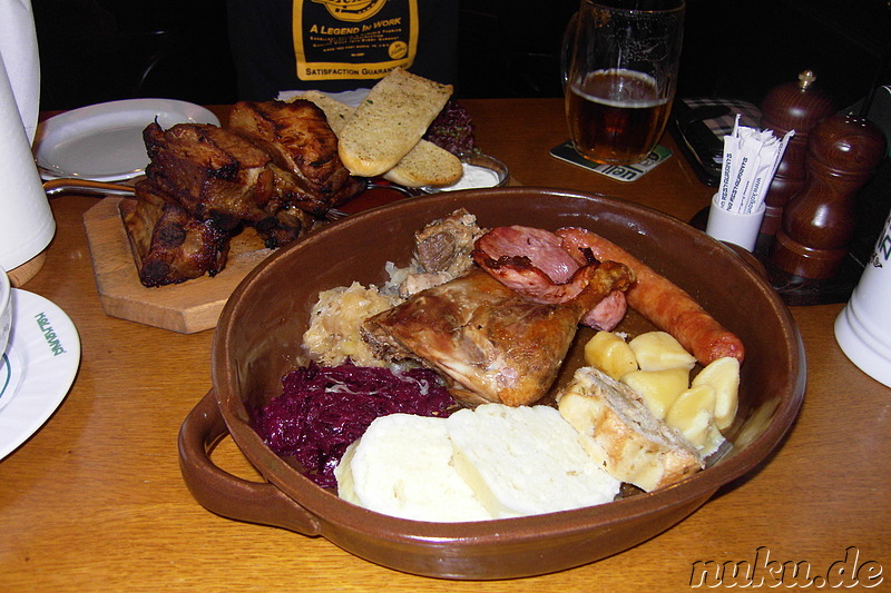 Fleisch-Allerlei auf Sauerkraut und Rotkohl, dazu Knödel 