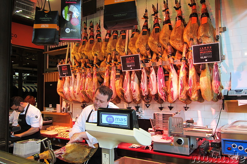 Fleischwaren im Mercado de San Miguel in Madrid, Spanien