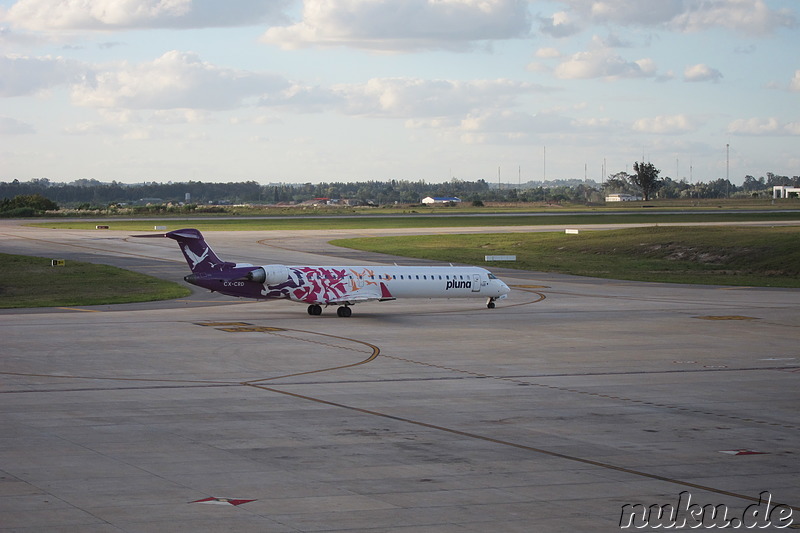 Flugzeug der Airline Pluna am Flughafen von Montevideo, Uruguay