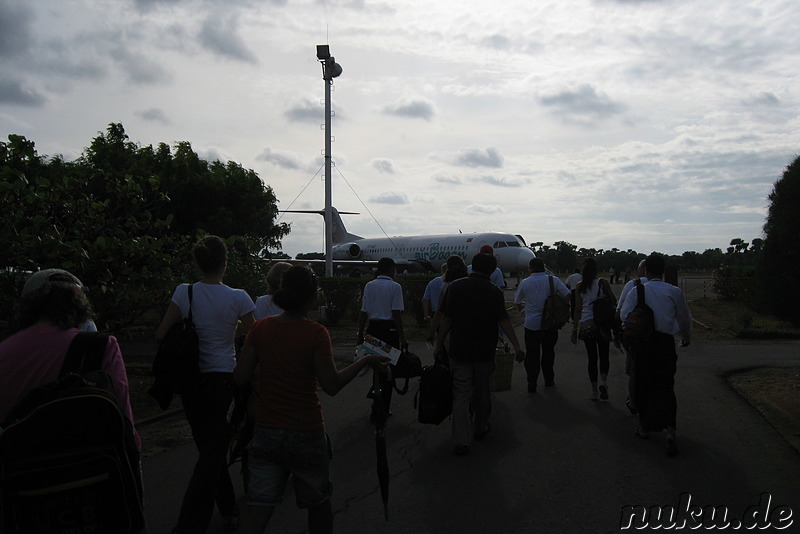 Flugzeug von Air Bagan bei der Abreise aus Bangan