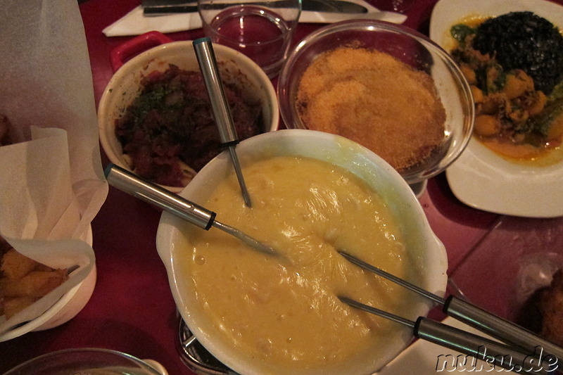 Französische Spezialitäten im Bistro in Paris, Frankreich