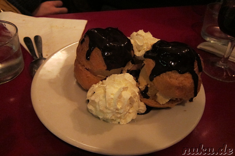 Französische Spezialitäten im Bistro in Paris, Frankreich