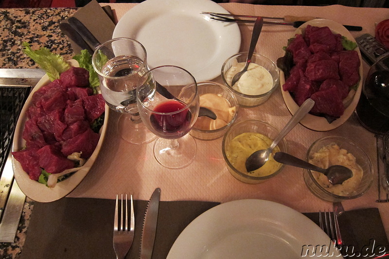Französisches Fondue mit Rindfleisch und Dipp