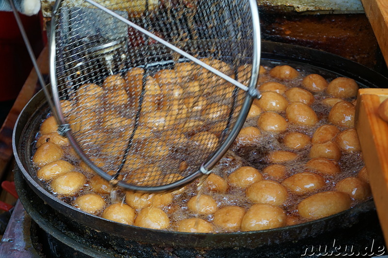 Frisch frittierte Chapssal Doneot (찹쌀도넛) - Koreanische Donuts aus Klebereispulver