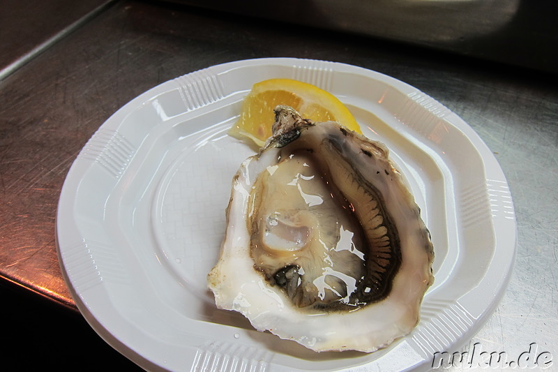 Frische Austern im Mercado de San Miguel in Madrid, Spanien